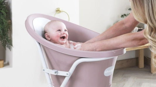 Bebé a sorrir no banho numa banheira Shnuggle