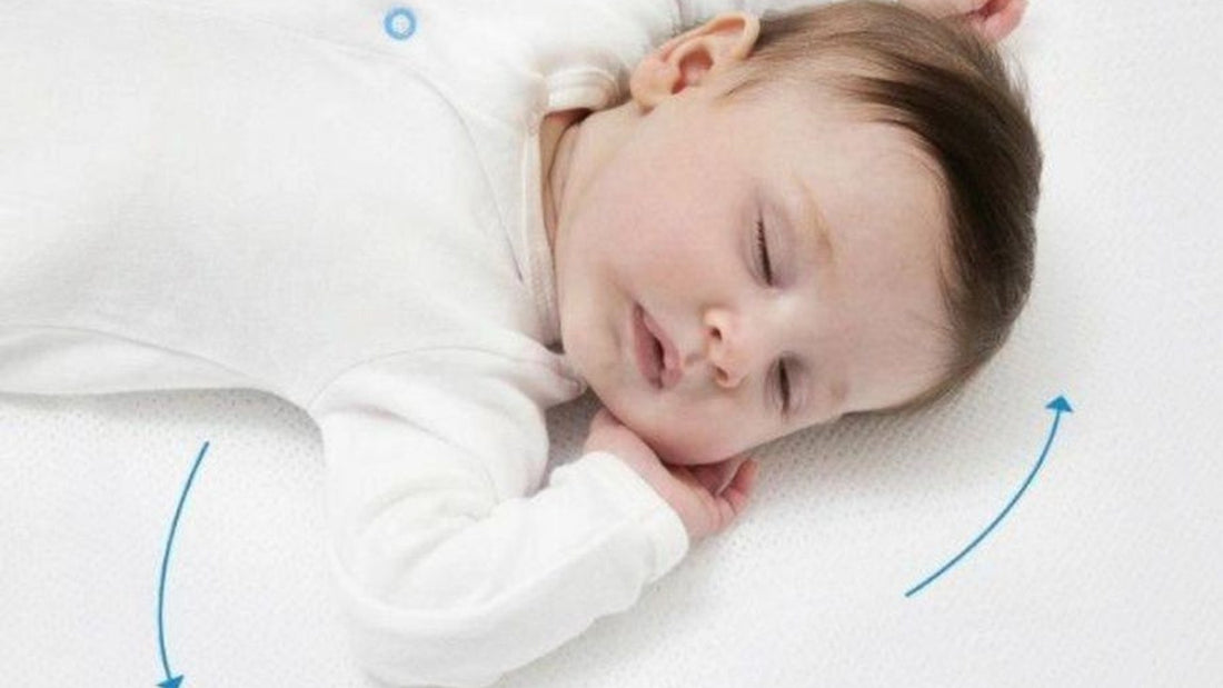 Bebé a dormir de costas num colchão