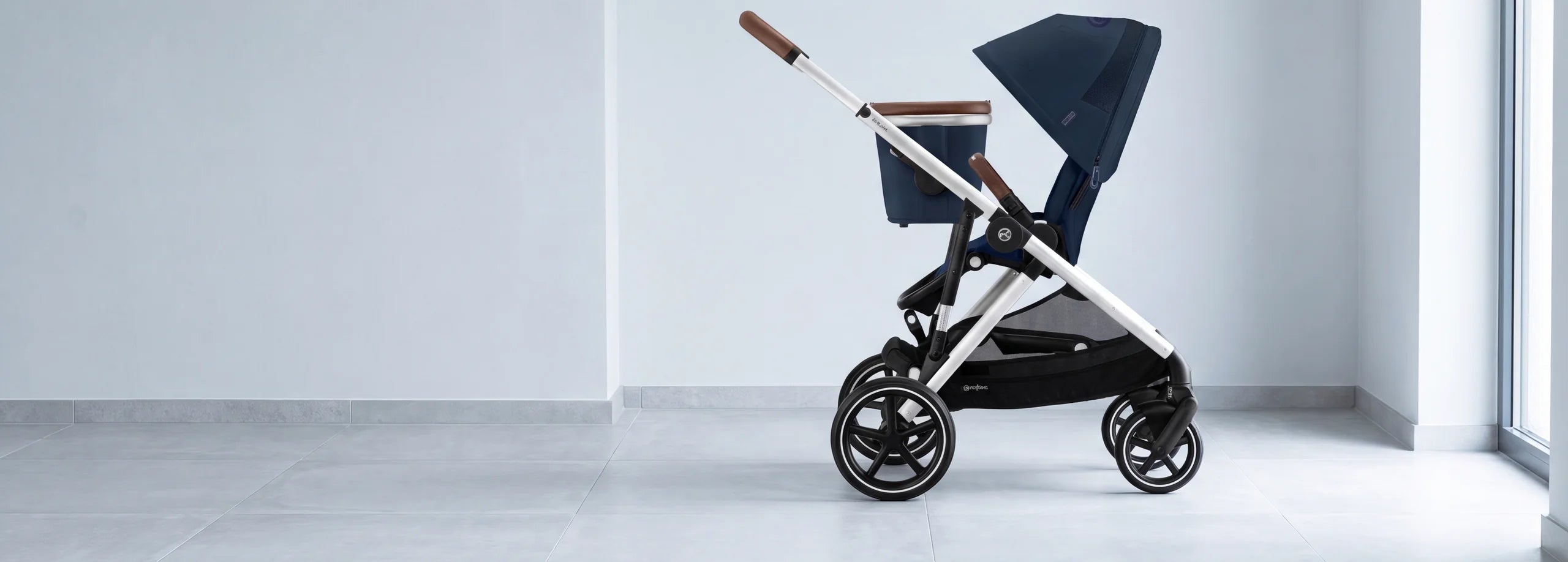 Carrinho de bebé Cybex Gazelle S azul, num hall claro