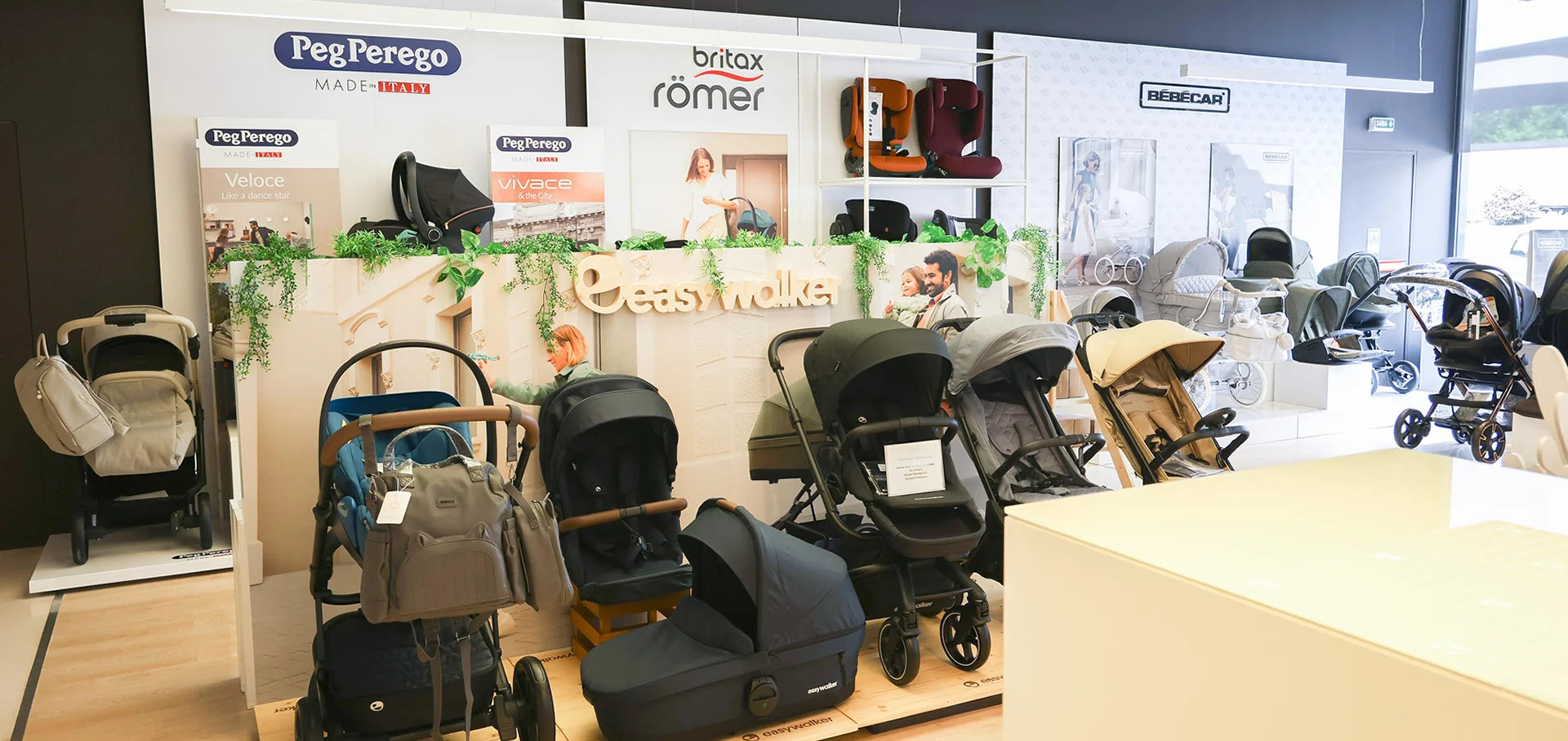 Parede de carrinhos easywalker, Peg Perego, Britax e Bébécar na loja Arisca